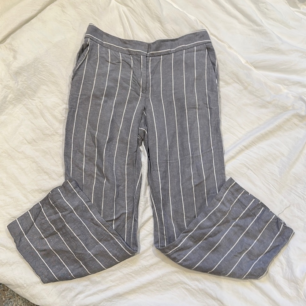 Loft Womenโs Gray and White Pinstriped Pants Size 6